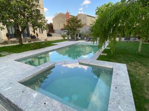 B&B / Chambres d'hotes Demeure Saint Louis Historic manor, City 700m, parking,A C,Clim,WIFI, heated pool, city view : photos des chambres