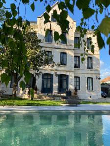B&B / Chambres d'hotes Demeure Saint Louis Historic manor, City 700m, parking,A C,Clim,WIFI, heated pool, city view : photos des chambres