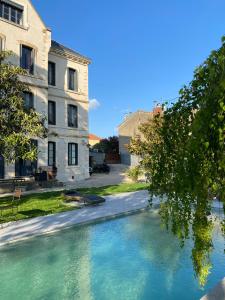 B&B / Chambres d'hotes Demeure Saint Louis Historic manor, City 700m, parking,A C,Clim,WIFI, heated pool, city view : photos des chambres