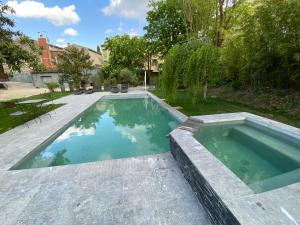 B&B / Chambres d'hotes Demeure Saint Louis Historic manor, City 700m, parking,A C,Clim,WIFI, heated pool, city view : photos des chambres