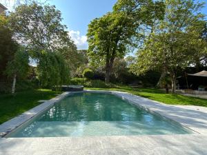 B&B / Chambres d'hotes Demeure Saint Louis Historic manor, City 700m, parking,A C,Clim,WIFI, heated pool, city view : photos des chambres