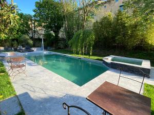 B&B / Chambres d'hotes Demeure Saint Louis Historic manor, City 700m, parking,A C,Clim,WIFI, heated pool, city view : photos des chambres