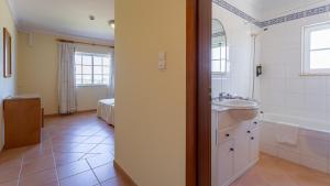 2BDR Duplex W AC & Pool in Portimão by Lovelystay