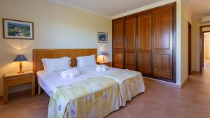 2BDR Duplex W AC & Pool in Portimão by Lovelystay