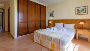 2BDR Duplex W AC & Pool in Portimão by Lovelystay