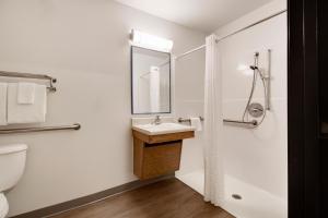 Queen Suite - Accessible/Non Smoking room in WoodSpring Suites Houston Westchase