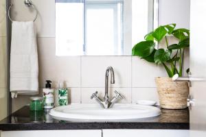Spacious Surfers Corner Beach Apartment