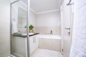 Spacious Surfers Corner Beach Apartment