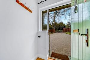 Spacious Coastal Accommodation with Games Room - Sleeps 10