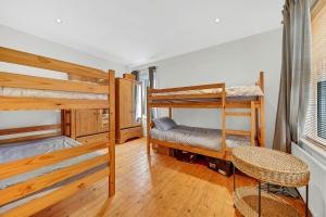 Spacious Coastal Accommodation with Games Room - Sleeps 10