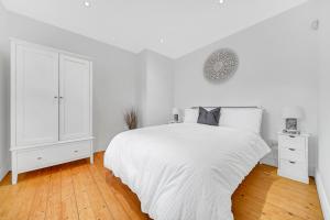 Spacious Coastal Accommodation with Games Room - Sleeps 10