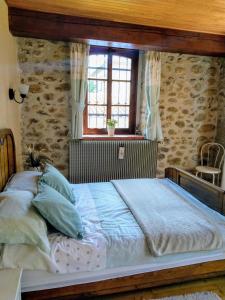 Maisons de vacances Les Ecuries, traditional stone farmhouse with pool : photos des chambres