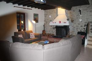 Maisons de vacances Les Ecuries, traditional stone farmhouse with pool : photos des chambres