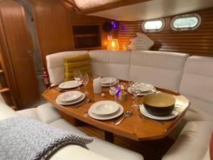 NUIT SUR UN BATEAU