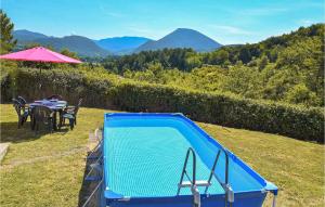 Maisons de vacances Amazing home in Entrechaux with 2 Bedrooms, Private swimming pool and Outdoor swimming pool : photos des chambres