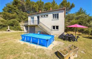 Maisons de vacances Amazing home in Entrechaux with 2 Bedrooms, Private swimming pool and Outdoor swimming pool : photos des chambres