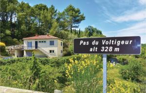 Maisons de vacances Amazing home in Entrechaux with 2 Bedrooms, Private swimming pool and Outdoor swimming pool : photos des chambres