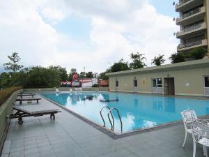 Great Location Living, Modern 2-Bed Apartment with Pool & Gym, Full Amenities, Long Stays Welcome