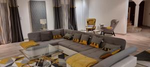 La Villa Jacuzzi et Cinéma "LES 300" à 15 min de Paris JO 2024 et du Stade de France TARIFS PRIVILEGES SEMAINE OU MOIS DISPONIBLE