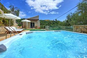 Villa Jacaranda by PosarelliVillas