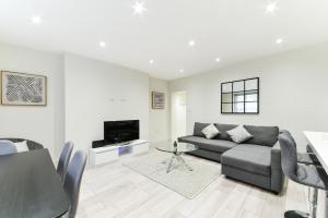 Chic Apartment by Hyde Park