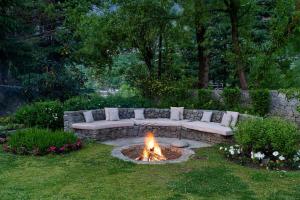 The Kathguni House by StayVista - Luxury Cottage with Lawn