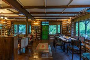 The Kathguni House by StayVista - Luxury Cottage with Lawn