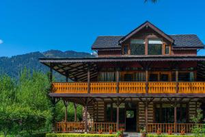 StayVista at The Kathguni House in Manali With Private Lawn