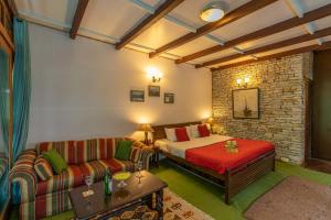 StayVista at The Kathguni House in Manali With Private Lawn