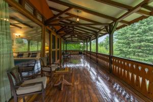 The Kathguni House by StayVista - Luxury Cottage with Lawn