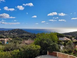 Villas 4-Star Private Villa with Heated Pool and Panoramic Sea View at Gulf de Saint Tropez : photos des chambres