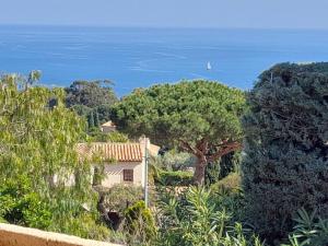 Villas 4-Star Private Villa with Heated Pool and Panoramic Sea View at Gulf de Saint Tropez : photos des chambres