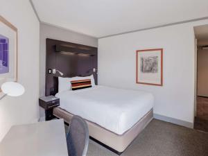 City Explorer Queen room in Royal Sonesta Boston