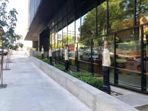 Departamento en destacado edificio céntrico