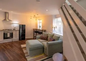 Modern Cottage for Couples, Parking, 3 Min 2 Beach - 布兰斯科姆