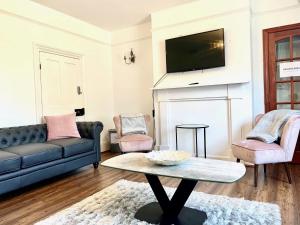 Stunning Estate sleeps 22 private parking & garden