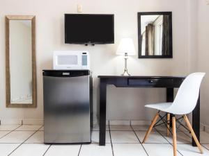 Boca Inn Hotel & Suites