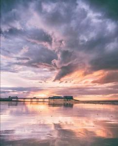 West Cottage. Central, beautiful, 2 mins to beach.