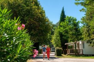 Campings mobil home tout confort 6 personnes climatise au pied du Luberon : photos des chambres