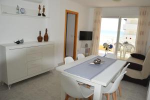 Apartamento céntrico en la playa con piscina.