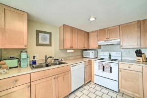 Sunny Padre Island Condo,2 Mi to Beaches, Hot Tub!