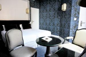 Hotels Logis - Hotel & Restaurant du Tribunal : photos des chambres