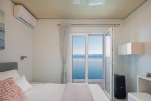 Beachfront Holiday Home - Private Heated Pool