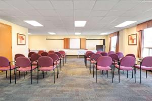 Super 8 by Wyndham Barrie South