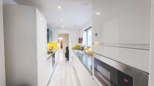 Spacious 4-bed house in Crewe by 53 Degrees Property, ideal for Contractors & Business, FREE parking - sleeps 7