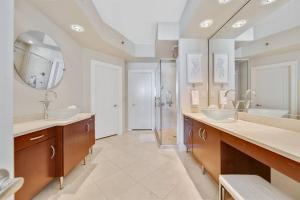 Bella Luna 810-Large Corner Unit with Spectacular Views of Beach & Bay