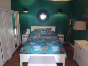 La maison à la porte bleue