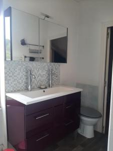 La maison à la porte bleue