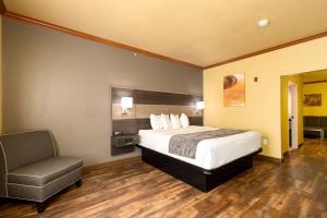 King Suite room in Best Western Plus Portland