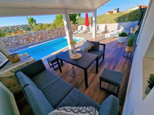 Anas lagoon holiday house with pool at azure beach